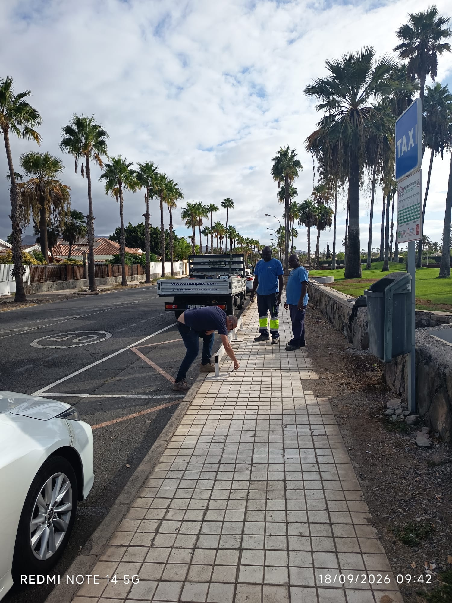 20260922_Delimitación inicial para los trabajos de implantación de la marquesina en la Avda. Touroperador Neckermann 3.jpg